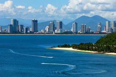 Deniz Koyu ve Vietnam şehri Nha Trang güneşli bir günde