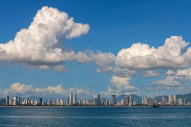 Güneşli bir günde deniz koyunu ve Vietnam şehri Nha Trang 'ın manzarası