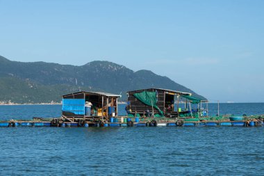 Vietnam şehri Nha Trang yakınlarındaki bir körfezde balık, karides ve kabuklular için yüzen küçük bir çiftlik.