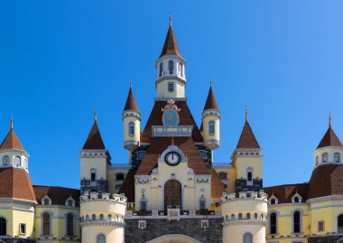 Vietnam şehri Nha Trang yakınlarındaki bir adada, bir lunaparktaki resim gibi bir şato.