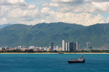 Güneşli bir günde deniz koyunu ve Vietnam şehri Nha Trang 'ın manzarası