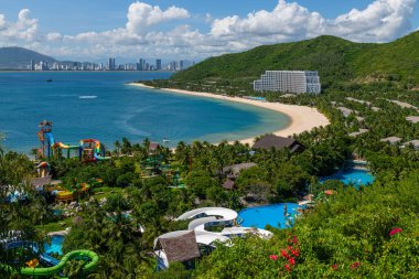 Güneşli bir günde su parkını, deniz koyunu ve Vietnam şehri Nha Trang 'ı görmek.