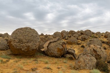 Aktau Kazak şehrinin yakınlarında eşsiz bir dev taş toplar vadisi.