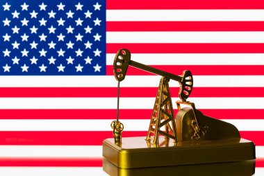Yıldız ve Çizgili Amerikan bayrağının arka planında altın yağ pompası