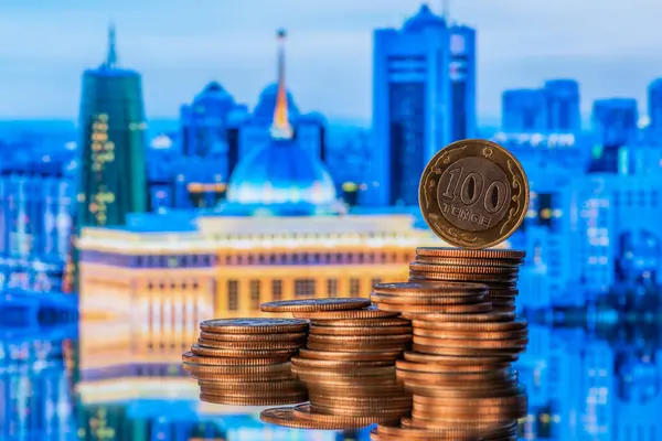 Astana şehrindeki Kazakistan Cumhurbaşkanı Akorda 'nın evinin zeminine karşılık 100 Kazakistan sikkesi.