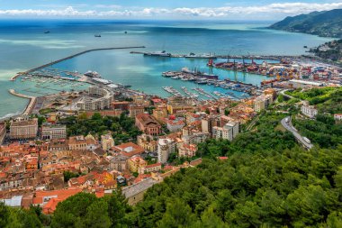  Akdeniz 'deki Napoli Körfezi kıyısındaki İtalya' nın Salerno kentindeki büyük liman ve ulaşım merkezi.