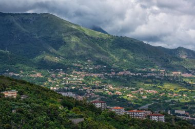 İtalyan şehri Salerno 'nun resim gibi bir çevresi var.