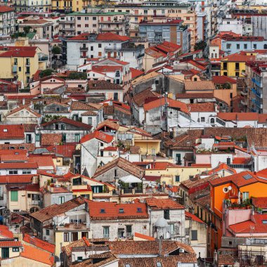 İtalya 'nın Salerno şehrinin yoğun nüfuslu bölgeleri. Salerno İtalya 'nın güneyinde, Campania bölgesinin Salerno ilinin merkezi olan Tyrhenian Denizi' nde bir şehir ve limandır..