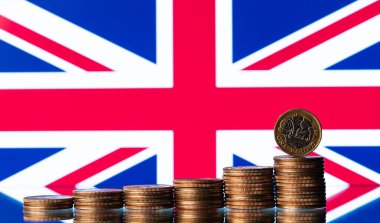 Büyük Britanya bayrağının bir parçasına karşılık 1 pound para.