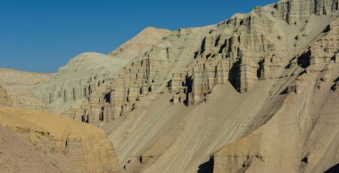 Katmanlı sıkıştırılmış kuru çamurdan yapılmış resimli dağlar