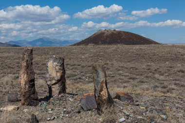 Kazakistan 'daki Altyn-Emel Ulusal Parkı bölgesindeki Ili Nehri vadisinde MÖ 6. yüzyıldan kalma, Saka döneminden kalma karmaşık bir mezar yığını.