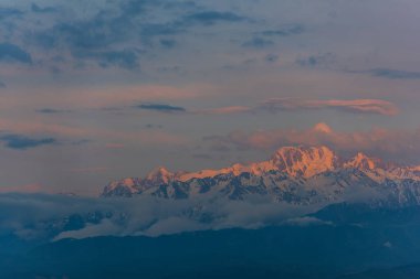 Kazak şehri Almaty yakınlarındaki Trans-Ili Alatau ve Talgar zirvesi sıradağları
