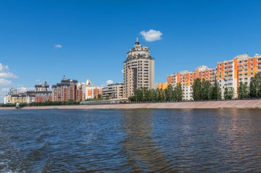 Kazakistan 'ın merkezindeki Ishim Nehri, Astana.