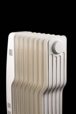Siyah arkaplanda beyaz elektrikli radyatör