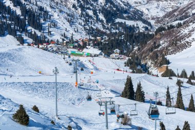 Kazak şehri Almatı civarındaki yüksek dağlı kayak merkezi Chimbulak.