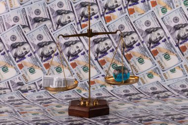 ABD Başkanı 'nın sembolik konutu, Beyaz Saray ve terazide cam bir küre ve 100 dolarlık banknotlar.