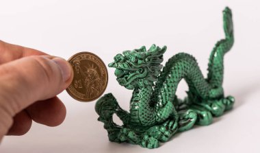 Geleneksel Çin ejderhası figürü ve 1 Amerikan doları.