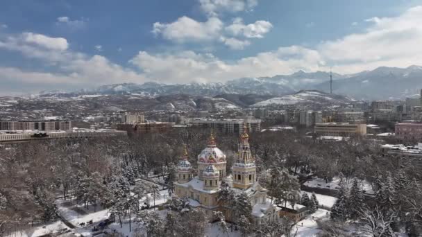 在阳光明媚的冬日 从哈萨克斯坦阿拉木图市一座建于1907年的独特木制东正教阿森大教堂的四合院观看 — 图库视频影像