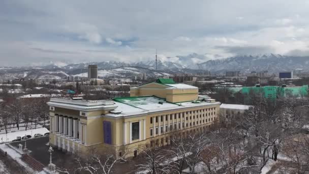 Almaty Kazakhstan 2024 位于哈萨克阿拉木图市的歌剧院和芭蕾舞剧剧场在冬日里的四重唱 — 图库视频影像