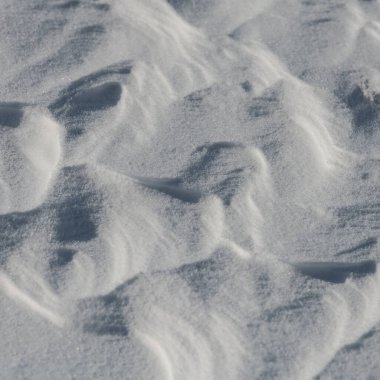 Rüzgâr şeklinde kar güneşli bir günde sürüklenir.
