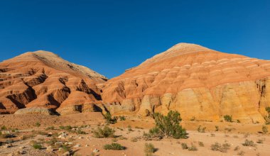 Kazakistan 'ın Altyn Emel doğa koruma alanındaki renkli kil dağları bir yaz akşamı