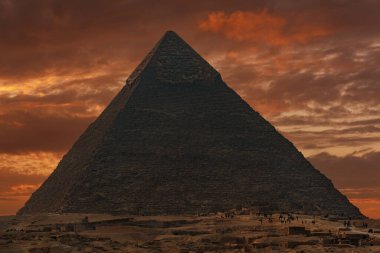 Firavun Khafre 'nin Mısır piramidi Giza platosunda rahatsız edici bir gökyüzü altında