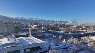 Almaty, Kazakistan, 02.17.2024. Güneşli bir kış gününde, kar kaplı Kazak şehri Almaty manzarası