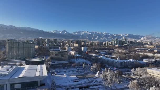 アルマティ カザフスタン 2024 晴れた冬の日に雪に覆われたカザフスタンの都市アルマトイの景色 — ストック動画