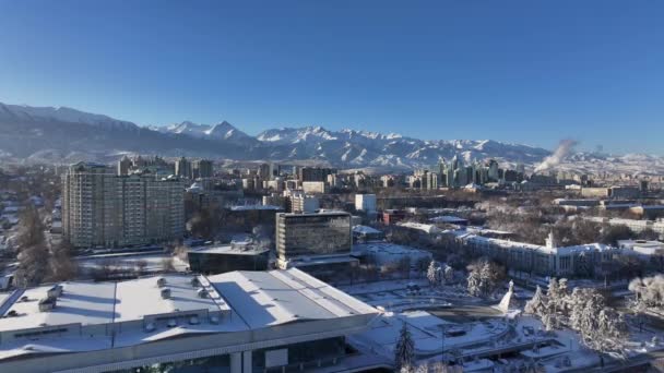 Almaty Cazaquistão 2024 Vista Cidade Cazaque Coberta Neve Almaty Dia — Vídeo de Stock