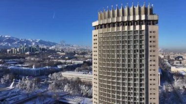 Almaty, Kazakistan, 02.17.2024. Güneşli bir kış gününde, kar kaplı Kazak şehri Almaty manzarası