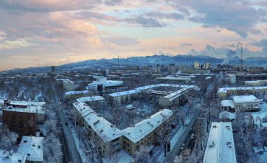 Karlı bir kış sabahı Kazak şehri Almaty 'nin ve Trans-Ili Alatau dağ sırasının dört koposundan manzara