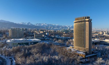 Karlı bir kış sabahı Kazak şehri Almaty 'nin ve Trans-Ili Alatau dağ sırasının dört koposundan manzara