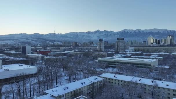 Almaty Cazaquistão 2024 Vista Panorâmica Quadricóptero Cidade Cazaque Almaty Cordilheira — Vídeo de Stock