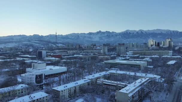 Almaty Kazachstan 2024 Malowniczy Widok Quadcoptera Kazachskiego Miasta Almaty Pasma — Wideo stockowe