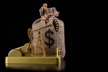 Altın minyatür yağ pompası ve Amerikan doları sembollü para çantası.