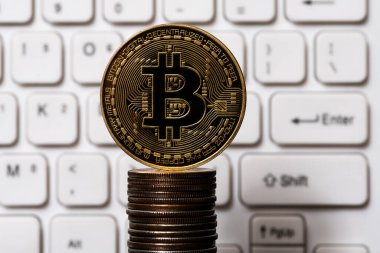 Bitcoin sembolü ve bilgisayar klavyeli sikke