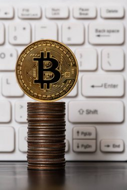 Bitcoin sembolü ve bilgisayar klavyeli sikke