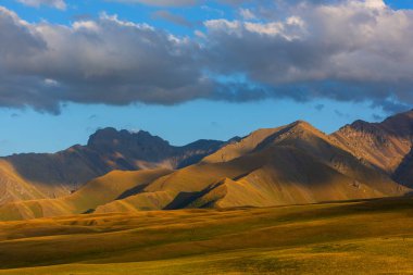 Kazakistan ve Çin sınırındaki Dzhungar Alatau dağlarında pitoresk bir sıradağ ve plato.