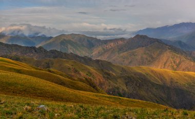 Şafak vakti Zhetysu bölgelerinde Kazakistan 'ın güneydoğusunda sıradağlar ve yaylalar.