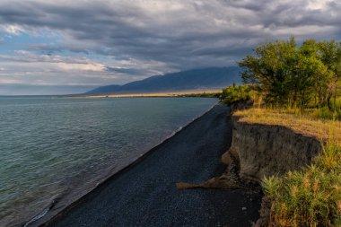 Kazakistan 'ın güneydoğusundaki Zhenysu bölgesinde bir yaz akşamı Alakol Gölü