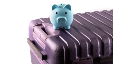 Mavi kumbara ve beyaz arka planda seyahat valizi.