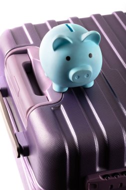 Mavi kumbara ve beyaz arka planda seyahat valizi.