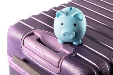 Mavi kumbara ve beyaz arka planda seyahat valizi.