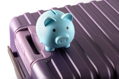 Mavi kumbara ve beyaz arka planda seyahat valizi.