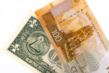 100 Rus rublesi ve 1 Amerikan doları.