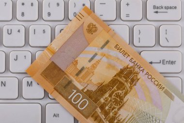 Bilgisayar klavyesinde 100 rublelik banknot.