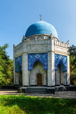 Almaty bölgesi, Kazakistan. 07.06. 2019. Ünlü Kazak doğaçlamacı ve şair Zhambyl Zhabayev 'in (1846-1945) anıt mezarı, Almaty' den 70 kilometre uzaklıktaki Zhambyla köyünde.