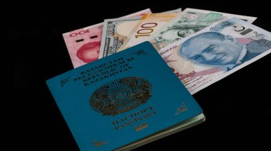 Kazakistan Cumhuriyeti pasaportu ve çeşitli ülkelerin banknotları