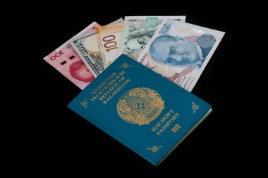 Kazakistan Cumhuriyeti pasaportu ve çeşitli ülkelerin banknotları
