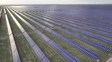 Bir bahar günü güneş panellerinden oluşan bir alanın kuadkopterinden görüntüle